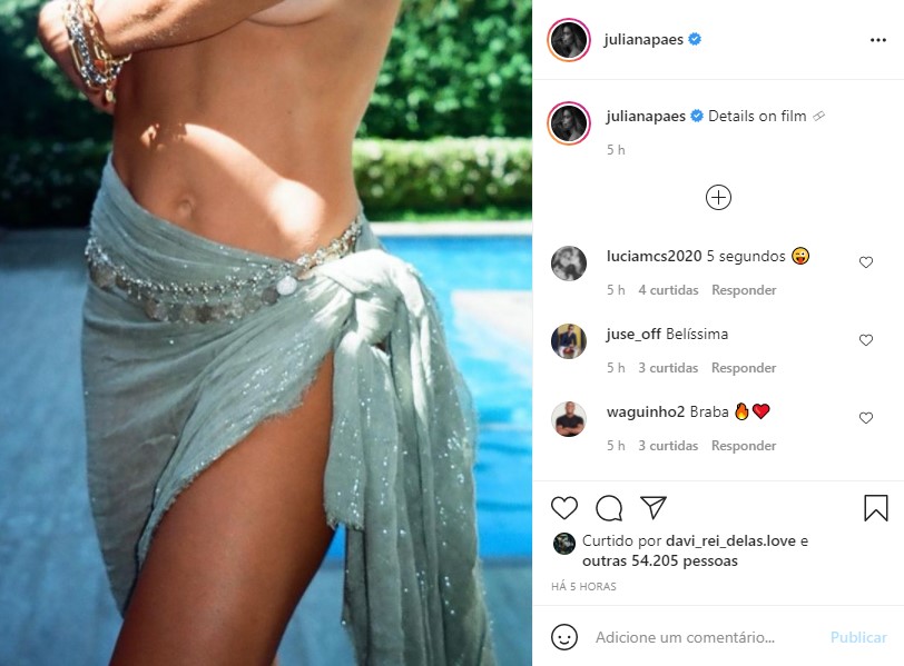 Juliana Paes arranca o sutiã e deixa seios de fora (Foto: Reprodução)