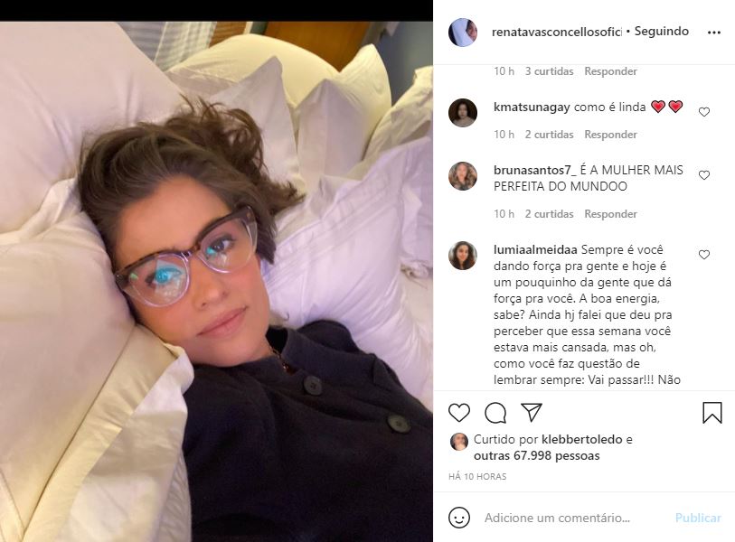 Renata Vasconcellos surgiu em momento relaxante na cama (Foto: Reprodução)