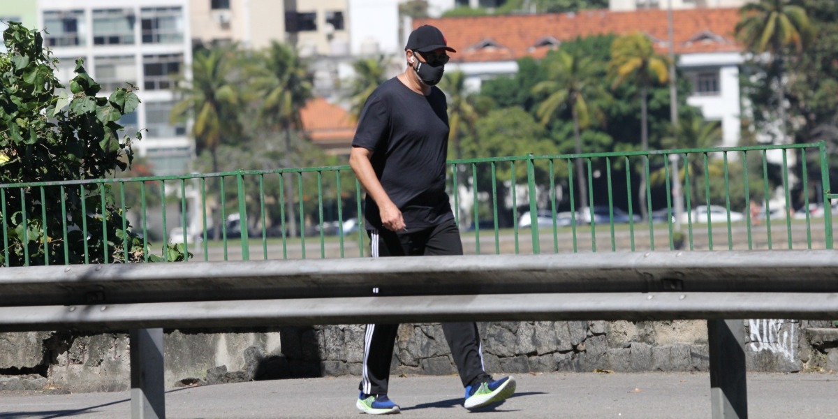 William Bonner é flagrado caminhando na na Lagoa Rodrigo de Freitas (Foto: AGEWS / AgNews)