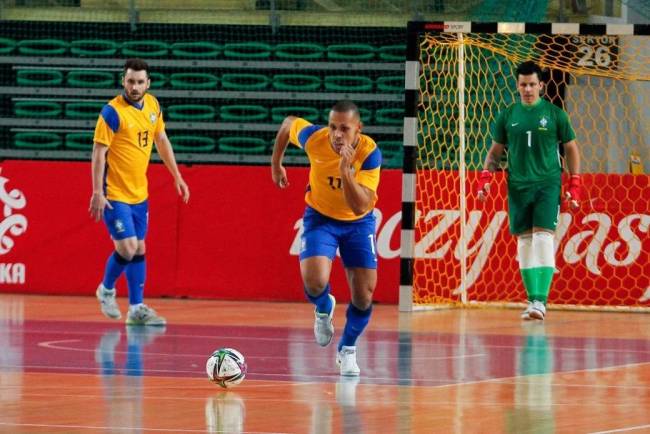 Globo reduziu o Jornal Hoje de Maju Coutinho para exibir os jogos da seleção brasileira de futsal