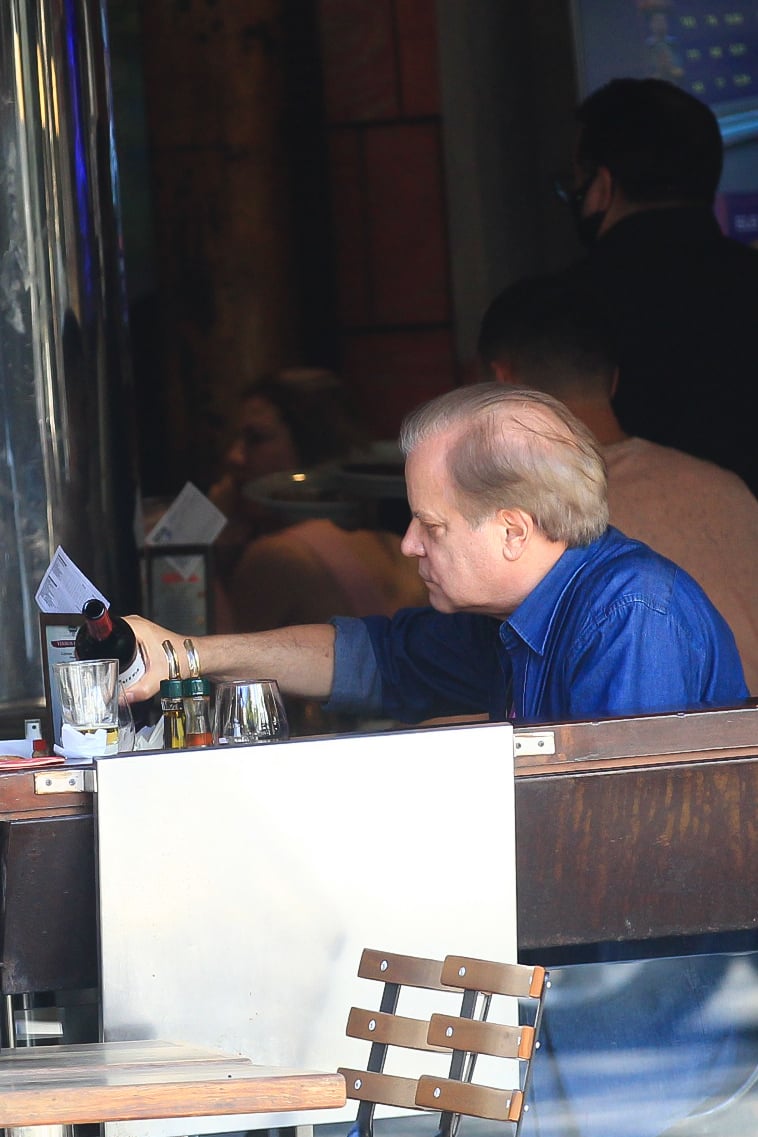 Chico Pinheiro, do "Bom Dia Brasil", tomando taça de vinho no Rio (Foto: Fabrício Pioyani/AgNews)