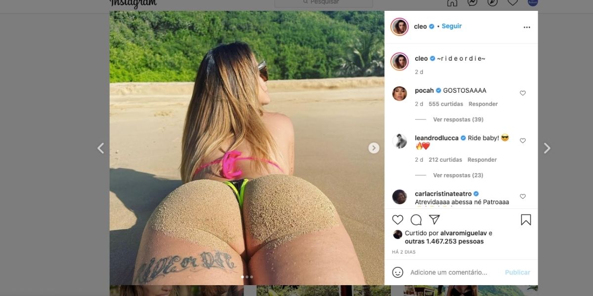 Cleo exibe bumbum cheio de areia - Reprodução