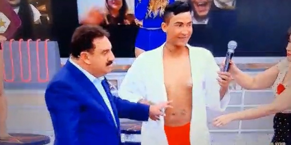 Homem foi ao SBT e surgiu descascando banana com a sua bunda (Foto: Reprodução)