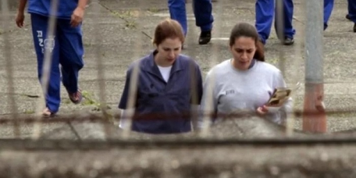 Anna Carolina ao lado de Suzane Von Richthofen em presídio (Foto: Reprodução)