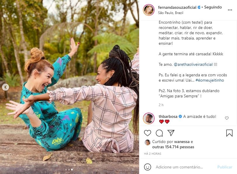 Fernanda Souza surpreendeu ao surgir agarrada com uma de suas melhores amigas (Foto: Reprodução/ Instagram)