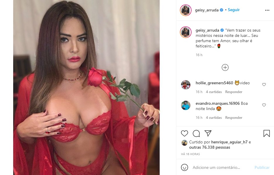 De lingerie, Geisy Arruda enfia a mão na parte íntima (Foto: Reprodução)