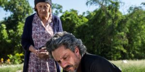 José Alfredo (Alexandre Nero) e Jesuína (Laura Cardoso) em Império (Foto: Reprodução/Globo)