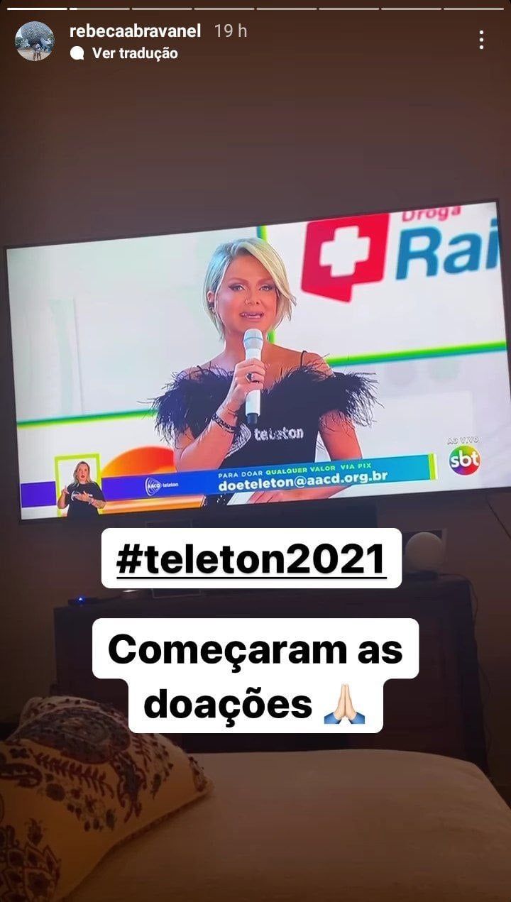 Rebeca Abravanel mostrou que estava assistindo ao SBT (Foto: Reprodução)