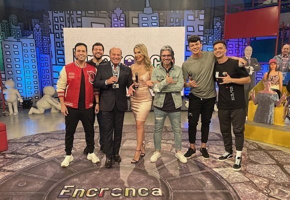 Novo elenco do Encrenca ao lado do dono da RedeTV! (Foto: Divulgação)