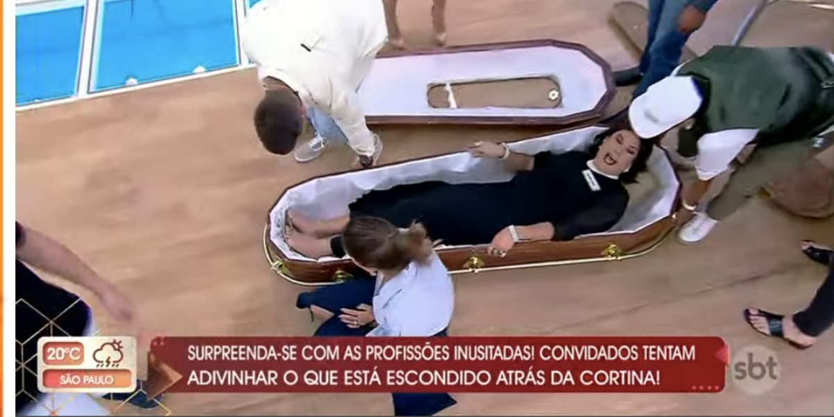 Patrícia Abravanel carrega caixão ao vivo no SBT (Reprodução)