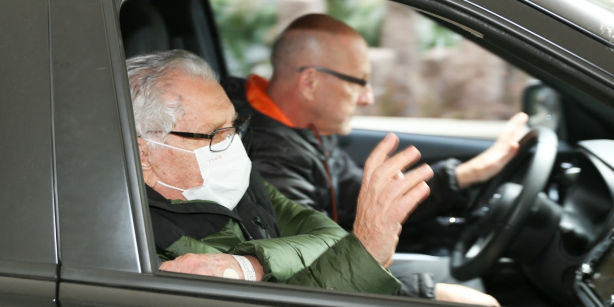 Filho de Carlos Alberto de Nóbrega buscou o pai no hospital Albert Einstein (Foto: Lucas Ramos/AgNews)