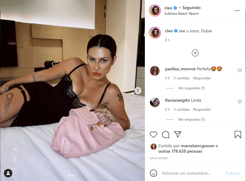 Em foto ousada nas redes sociais, Cleo dá o que falar na cama (Foto: Reprodução)