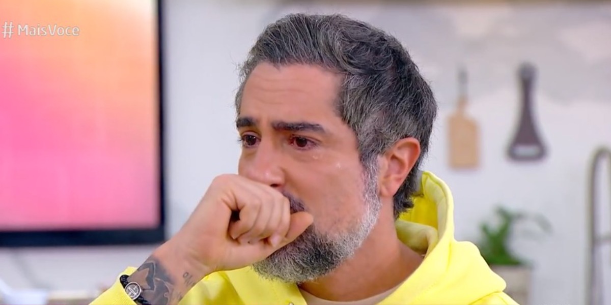 Marcos Mion se emocionou ao vê esposa falando sobre câncer (Foto: Reprodução)