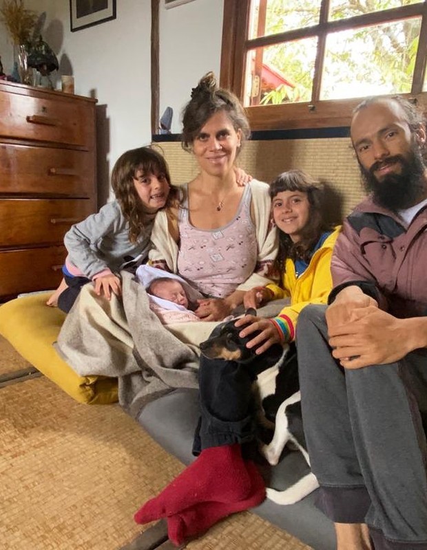 Mariana Maffeis, filha de Ana Maria Braga, com os três filhos e o marido (Foto: Reprodução/Instagram)