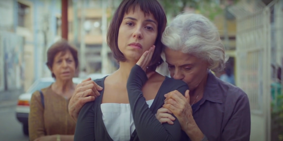 Noca (Marieta Severo) e Lara (Andréia Horta) em cena de "Um Lugar ao Sol" (Foto: Reprodução/Globo)