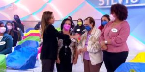 Mulher chora ao pedir volta de Silvio Santos (Foto: Reprodução)