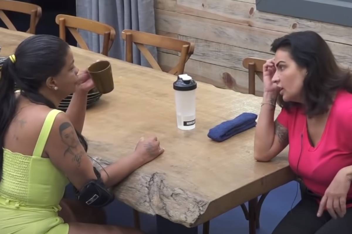 Tati Quebra Barraco e Solange Gomes falaram sobre o "BBB" em "A Fazenda 13" (Foto: Reprodução/Record)