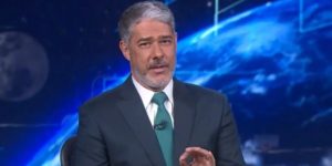 William Bonner na bancada do Jornal Nacional (Foto: Reprodução/Globo)