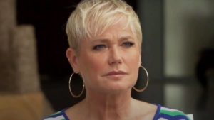 Xuxa Meneghel se irrita com as cobranças sobre seu corpo (Foto: Reprodução / TV Globo)