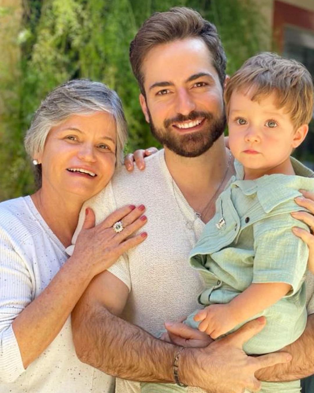 Thales Bretas, viúvo de Paulo Gustavo, com a mãe e o filho (Foto: Reprodução/Instagram)