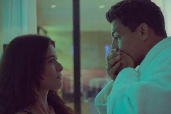 Alinne Moraes e Cauã Reymond em "Um Lugar ao Sol" (Foto: Reprodução/TV Globo)