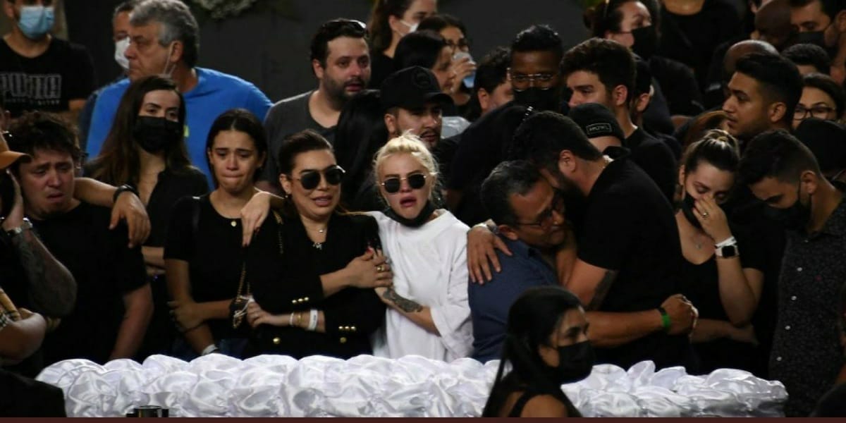 Luísa Sonza e Naiara Azevedo no velório de Marília Mendonça (Foto: Reprodução: AFP)