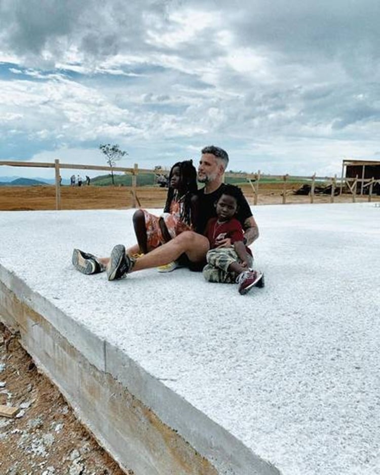 Bruno Gagliasso e seus filhos nas obras da casa (Foto: Reprodução/ Instagram)