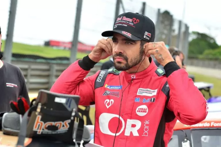 Caio Castro como piloto (Foto: Divulgação/Luca Bassani)