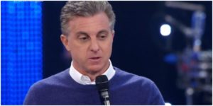 Luciano Huck é obrigado afazer ao vivo no Domingão (Foto: Reprodução)