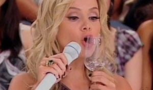 Eliana tentando quebrar taça de cristal com sua voz em 2012 (Foto: Reprodução/SBT)