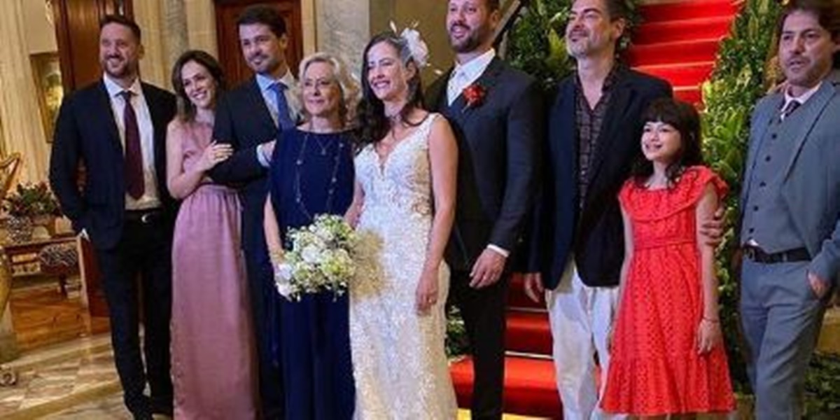 Na foto Elizabeth Savala aparece ao lado da nora e ao fundo estão seus filhos (Foto: Instagram) 