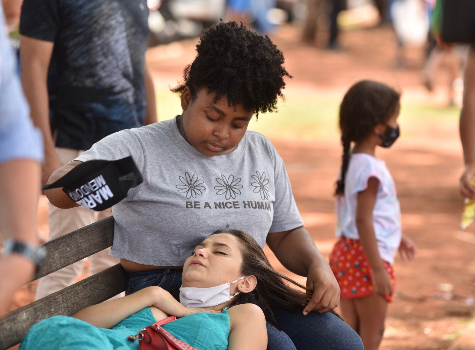 Fã desmaia em velória de Marília Mendonça (Goiânia/GO - Fotos: Cristiano Borges e Júnior Guimarães/ AgNews)