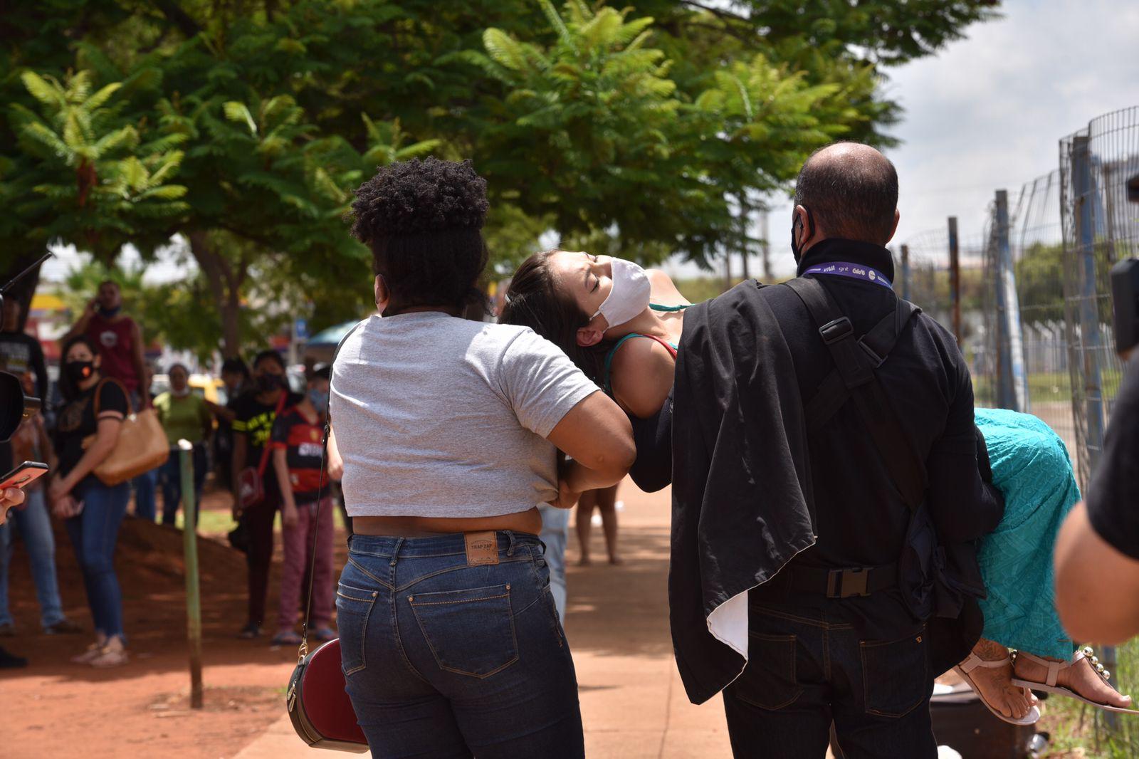 Fã desmaia em velória de Marília Mendonça (Goiânia/GO - Fotos: Cristiano Borges e Júnior Guimarães/ AgNews)