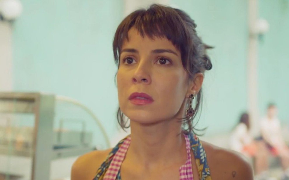 Lara (Andréia Horta) investigará Christian em "Um Lugar ao Sol" (Foto: Reprodução/TV Globo)