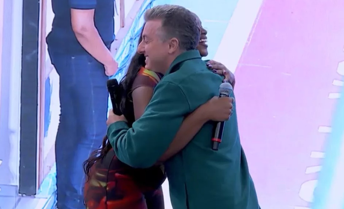 Luciano Huck dá abraço em IZA após a revelação (Foto: Reprodução/TV Globo)
