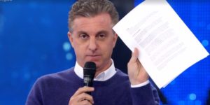 Imagem do post Luciano Huck emociona a todos no Domingão e lê carta inédita para filho de Marília Mendonça