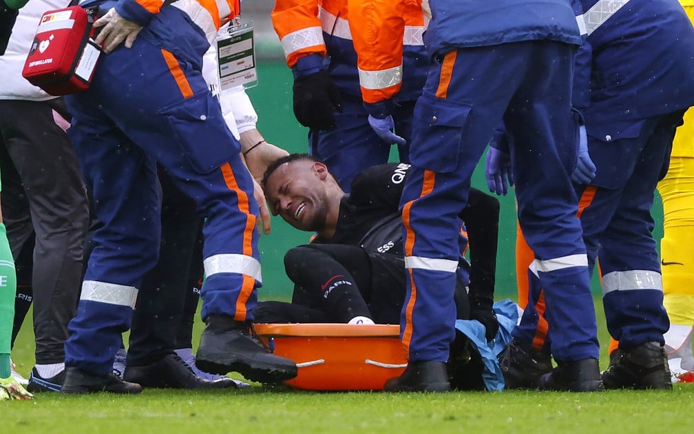 Neymar saiu chorando de campo recentemente (Foto: Reprodução) 