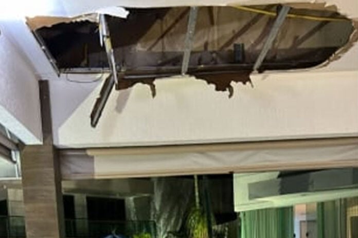 Esposa de Leonardo mostra teto de sua casa destruído por causa da chuva - Reprodução