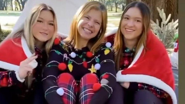 Filhas de Gugu Liberato posaram em clima natalino com a mãe (Foto: Reprodução/ Instagram)