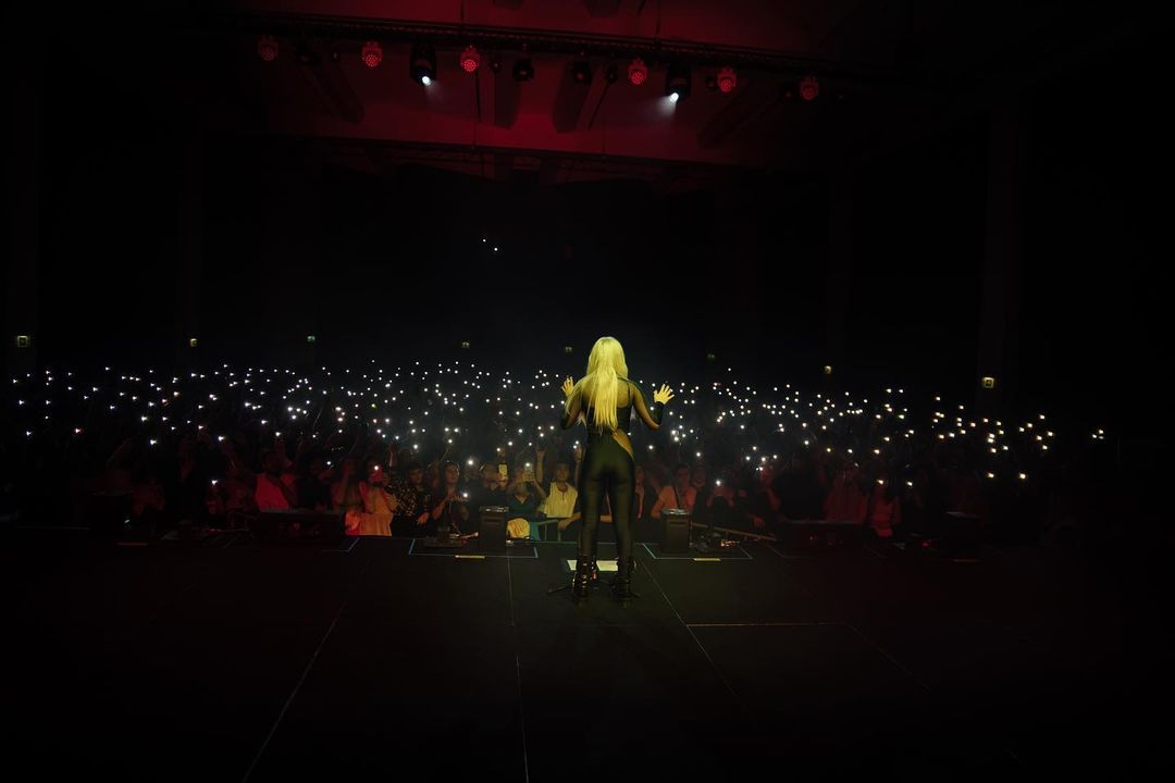 Luísa Sonza em um dos shows lotados que fez em Portugal (Foto: Reprodução/Instagram)