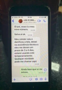 Armando Babaioff quase cai em golpe e ao mostrar conversa nas redes sociais fãs especulam que ator enviou nude ao golpista - Reprodução