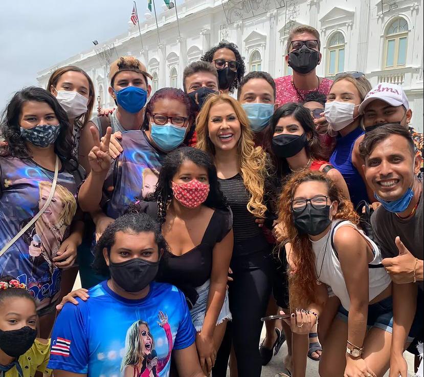 Joelma com fãs na tarde desta quarta-feira (Foto: Reprodução)