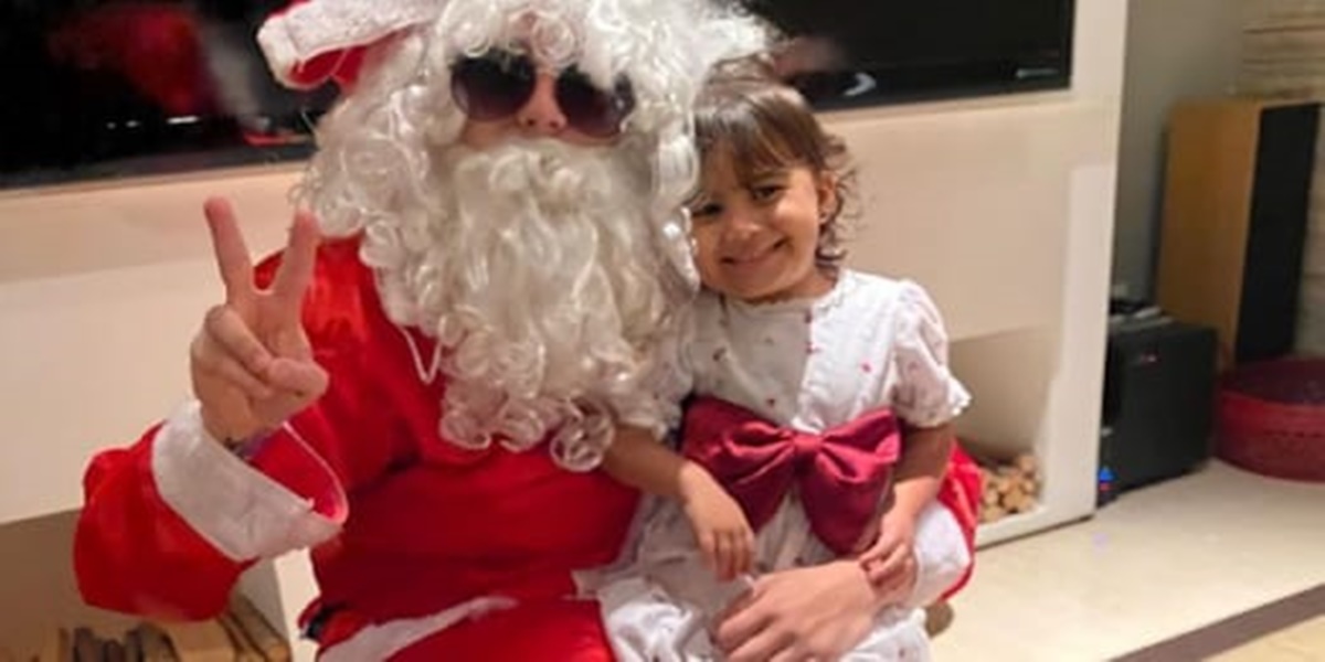 Luan Santana se fantasiou de papai noel para surpreender a sobrinha (Foto: reprodução) 