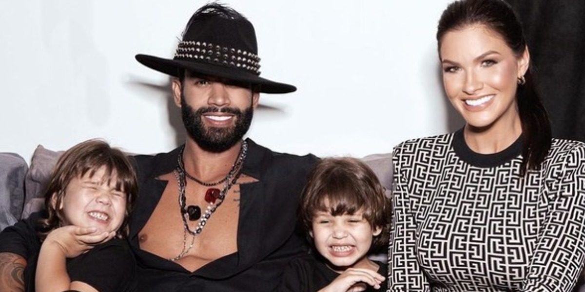 Gusttavo Lima e Andressa Suita posaram juntos com os filhos (Foto: Reprodução)