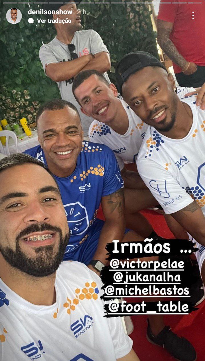 Denílson viajou com um grupo de amigos (Foto: Reprodução)