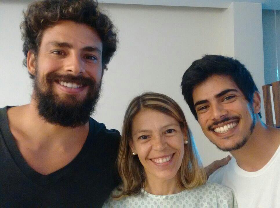 Cauã Reymond ao lado da mãe e do irmão (Foto: Reprodução/Instagram) 