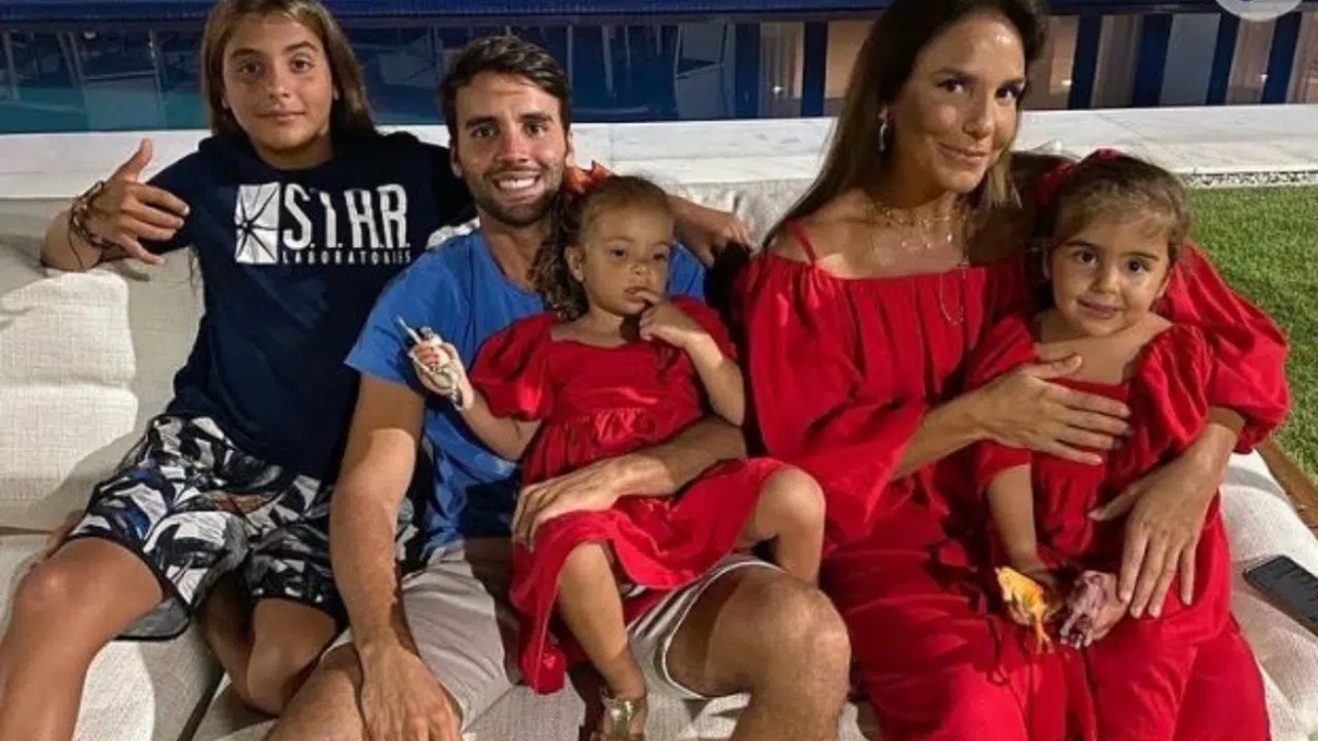 Ivete Sangalo com o marido, Daniel Cady e seus filhos, Marcelo, Helena e Marina (Foto: Reprodução/ Instagram)