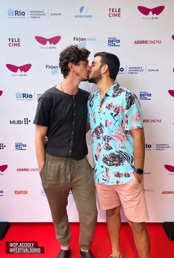 Johnny Massaro troca beijão com o namorado na primeira aparição em público - Reprodução/Instagram