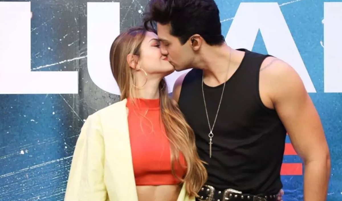 Luan Santana dá beijão na namorada nos bastidores de show (Foto: Reprodução)