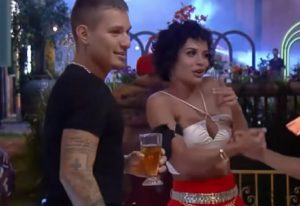 MC Gui ficou com um volume saliente na calça após dançar colado com Aline (Foto: Reprodução/ Record TV)